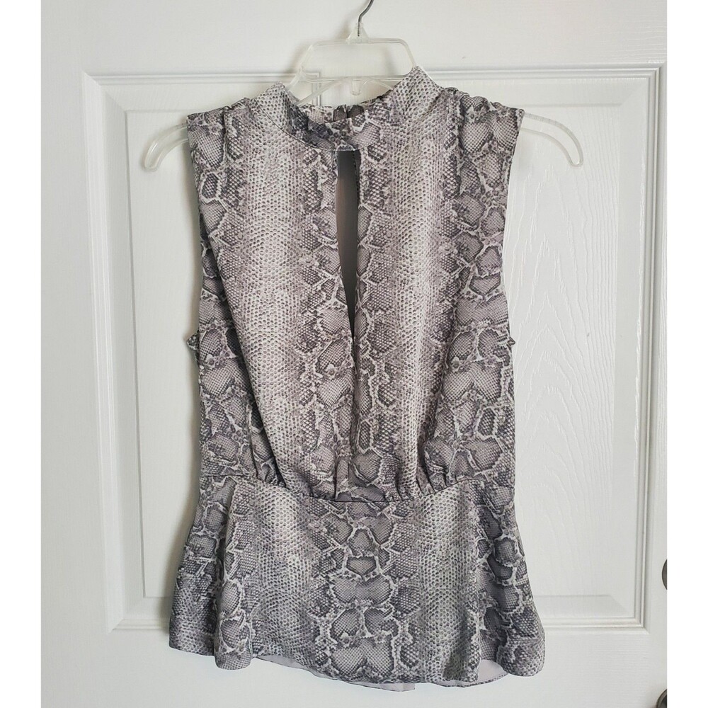 BCBG Max Azria NWT Womens Top Gray Snakeskin Print XS Keyhole Neck And Peplum
